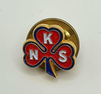 Liten pin med logo for Norske Kvinners Sanitetsforening.